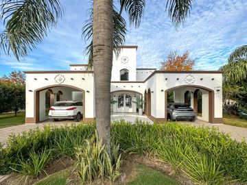 VENTA/PERMUTA – Casa - 4 dormitorios en suite - Playroom y piscina - Cadaques, Funes Hills