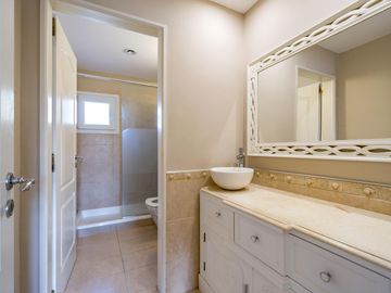 VENTA/PERMUTA – Casa - 4 dormitorios en suite - Playroom y piscina - Cadaques, Funes Hills