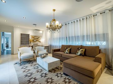 VENTA/PERMUTA – Casa - 4 dormitorios en suite - Playroom y piscina - Cadaques, Funes Hills