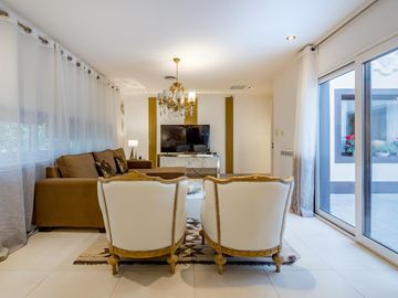 VENTA/PERMUTA – Casa - 4 dormitorios en suite - Playroom y piscina - Cadaques, Funes Hills