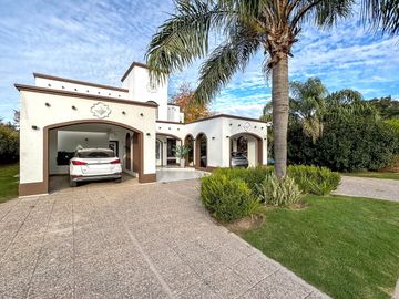 VENTA/PERMUTA – Casa - 4 dormitorios en suite - Playroom y piscina - Cadaques, Funes Hills