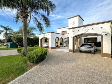 VENTA/PERMUTA – Casa - 4 dormitorios en suite - Playroom y piscina - Cadaques, Funes Hills
