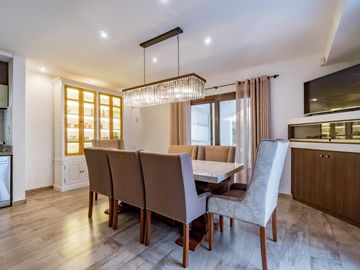 VENTA/PERMUTA – Casa - 4 dormitorios en suite - Playroom y piscina - Cadaques, Funes Hills