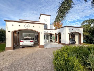 VENTA/PERMUTA – Casa - 4 dormitorios en suite - Playroom y piscina - Cadaques, Funes Hills