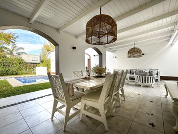 VENTA/PERMUTA – Casa - 4 dormitorios en suite - Playroom y piscina - Cadaques, Funes Hills