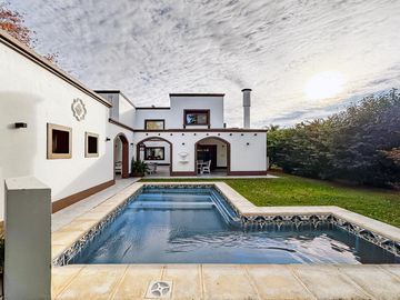 VENTA/PERMUTA – Casa - 4 dormitorios en suite - Playroom y piscina - Cadaques, Funes Hills