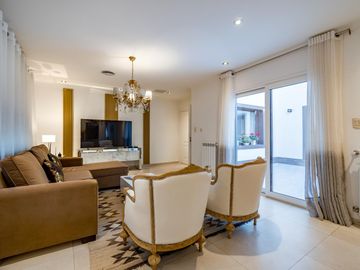 VENTA/PERMUTA – Casa - 4 dormitorios en suite - Playroom y piscina - Cadaques, Funes Hills
