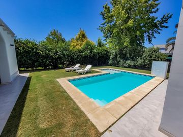 VENTA/PERMUTA – Casa - 4 dormitorios en suite - Playroom y piscina - Cadaques, Funes Hills