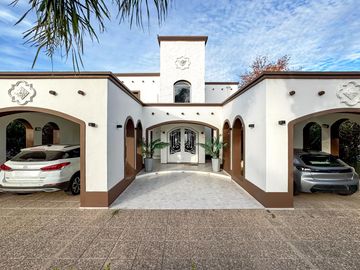 VENTA/PERMUTA – Casa - 4 dormitorios en suite - Playroom y piscina - Cadaques, Funes Hills