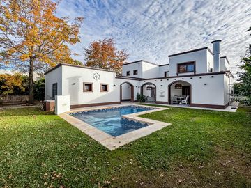 VENTA/PERMUTA – Casa - 4 dormitorios en suite - Playroom y piscina - Cadaques, Funes Hills