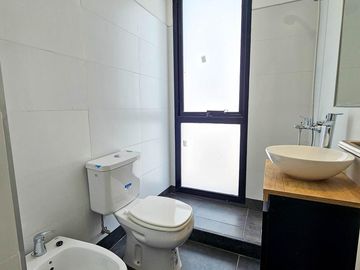 VENTA. DEPARTAMENTO TRES DORMITORIOS. PARRILLERO EXCLUSIVO. BARRIO MARTIN, ROSARIO