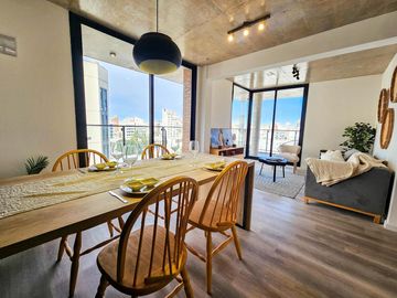 VENTA. DEPARTAMENTO TRES DORMITORIOS. PARRILLERO EXCLUSIVO. BARRIO MARTIN, ROSARIO
