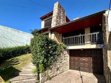 Casa en CHAUVIN 5 AMB GARAG QUINCHO 6 AUTOS TOMA MENOR VALOR DEPTO PARA RENTA