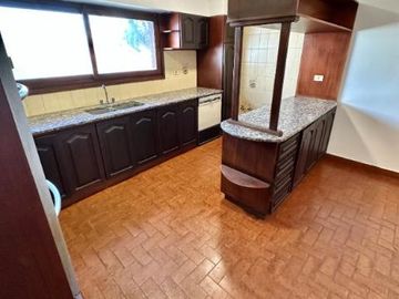 Casa en CHAUVIN 5 AMB GARAG QUINCHO 6 AUTOS TOMA MENOR VALOR DEPTO PARA RENTA