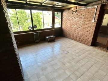 Casa en CHAUVIN 5 AMB GARAG QUINCHO 6 AUTOS TOMA MENOR VALOR DEPTO PARA RENTA