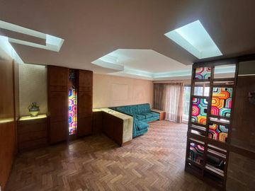 Venta - Departamento de tres dormitorios en piso exclusivo, con balcón al frente en Rosario Centro