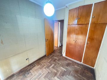 Venta - Departamento de tres dormitorios en piso exclusivo, con balcón al frente en Rosario Centro