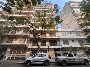 Venta - Departamento de tres dormitorios en piso exclusivo, con balcón al frente en Rosario Centro