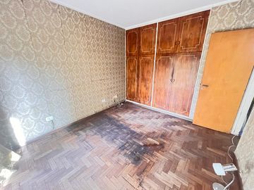 Venta - Departamento de tres dormitorios en piso exclusivo, con balcón al frente en Rosario Centro