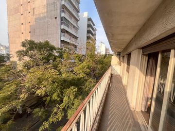 Venta - Departamento de tres dormitorios en piso exclusivo, con balcón al frente en Rosario Centro