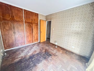 Venta - Departamento de tres dormitorios en piso exclusivo, con balcón al frente en Rosario Centro
