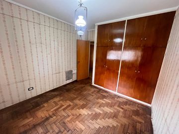 Venta - Departamento de tres dormitorios en piso exclusivo, con balcón al frente en Rosario Centro