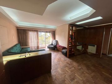 Venta - Departamento de tres dormitorios en piso exclusivo, con balcón al frente en Rosario Centro