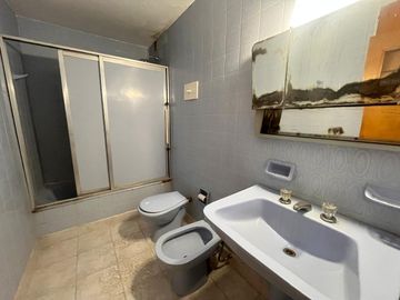 Venta - Departamento de tres dormitorios en piso exclusivo, con balcón al frente en Rosario Centro