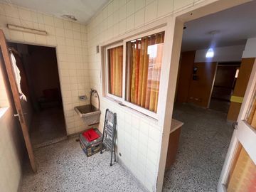 Venta - Departamento de tres dormitorios en piso exclusivo, con balcón al frente en Rosario Centro
