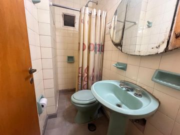 Venta - Departamento de tres dormitorios en piso exclusivo, con balcón al frente en Rosario Centro