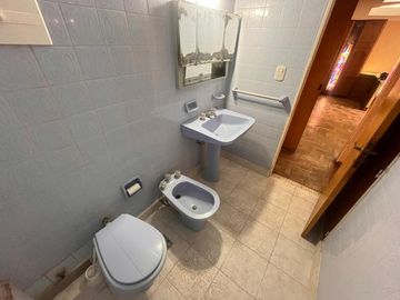 Venta - Departamento de tres dormitorios en piso exclusivo, con balcón al frente en Rosario Centro