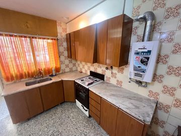 Venta - Departamento de tres dormitorios en piso exclusivo, con balcón al frente en Rosario Centro
