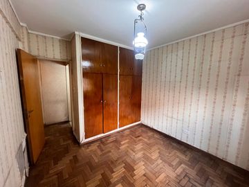 Venta - Departamento de tres dormitorios en piso exclusivo, con balcón al frente en Rosario Centro