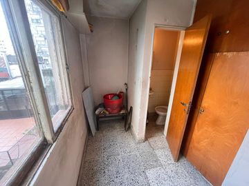 Venta - Departamento de tres dormitorios en piso exclusivo, con balcón al frente en Rosario Centro