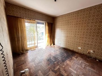 Venta - Departamento de tres dormitorios en piso exclusivo, con balcón al frente en Rosario Centro