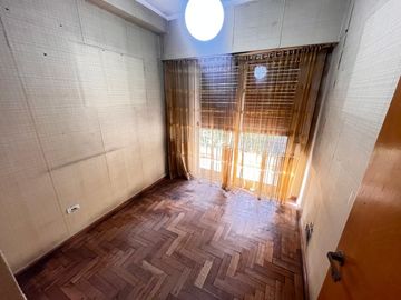 Venta - Departamento de tres dormitorios en piso exclusivo, con balcón al frente en Rosario Centro