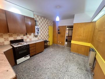 Venta - Departamento de tres dormitorios en piso exclusivo, con balcón al frente en Rosario Centro