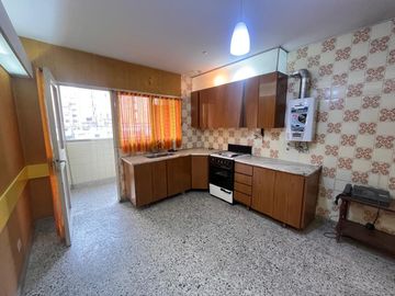 Venta - Departamento de tres dormitorios en piso exclusivo, con balcón al frente en Rosario Centro