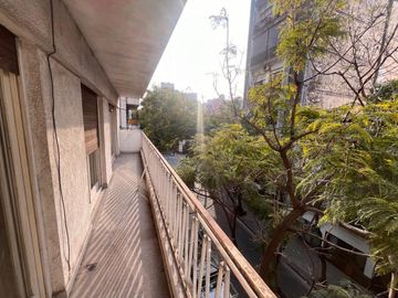 Venta - Departamento de tres dormitorios en piso exclusivo, con balcón al frente en Rosario Centro