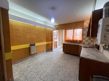 Venta - Departamento de tres dormitorios en piso exclusivo, con balcón al frente en Rosario Centro