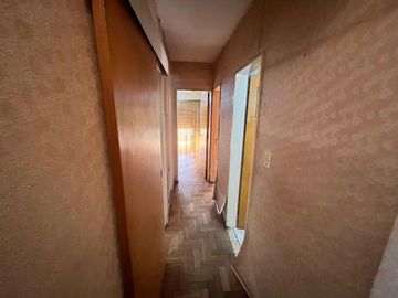Venta - Departamento de tres dormitorios en piso exclusivo, con balcón al frente en Rosario Centro