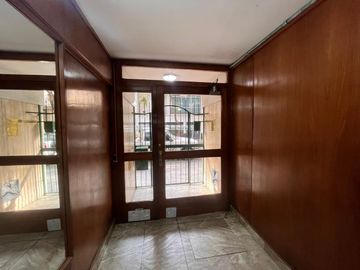 Venta - Departamento de tres dormitorios en piso exclusivo, con balcón al frente en Rosario Centro