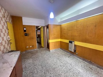 Venta - Departamento de tres dormitorios en piso exclusivo, con balcón al frente en Rosario Centro
