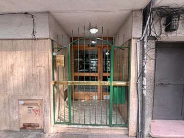 Venta - Departamento de tres dormitorios en piso exclusivo, con balcón al frente en Rosario Centro