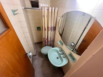 Venta - Departamento de tres dormitorios en piso exclusivo, con balcón al frente en Rosario Centro