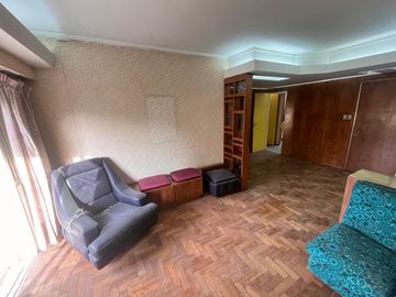 Venta - Departamento de tres dormitorios en piso exclusivo, con balcón al frente en Rosario Centro
