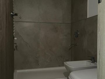Departamento 4 ambientes con cochera a estrena en venta - Bernal Centro