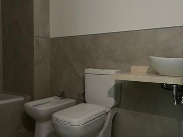 Departamento 4 ambientes con cochera a estrena en venta - Bernal Centro