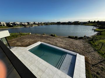 VENTA CASA 5 AMBIENTES A LA LAGUNA