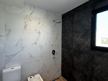 VENTA CASA 5 AMBIENTES A LA LAGUNA